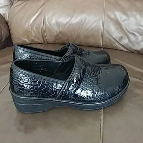 Women's Jayla Air Flex Croc Embossed Clogs - Picture 2 of 5